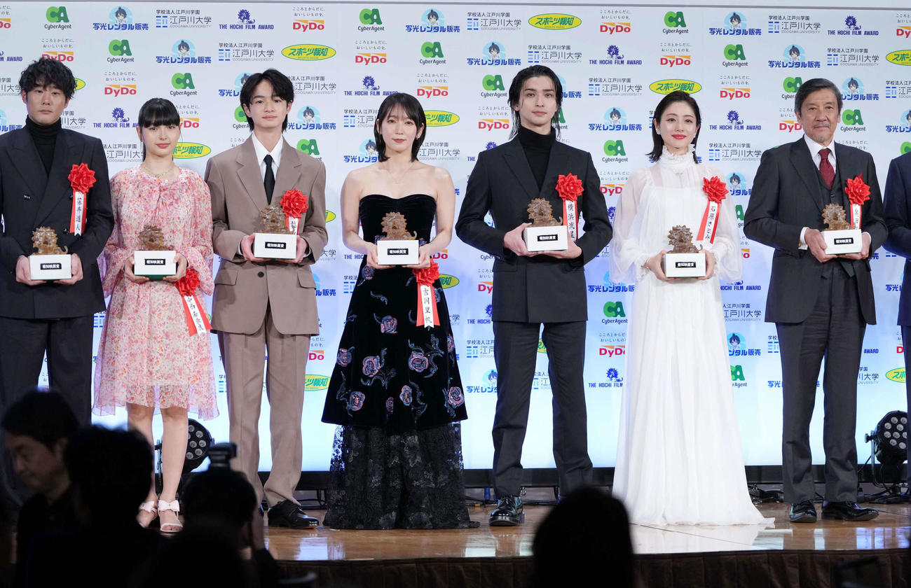 「第49回報知映画賞」受賞者たち。左から作品賞・邦画部門の藤井道人監督、新人賞を授賞した中西希亜良、越山敬達、助演女優賞を授賞した吉岡里帆、主演男優賞を授賞した横浜流星、主演女優賞を授賞した石原さとみ、助演男優賞を授賞した奥田瑛二（撮影・小沢裕）