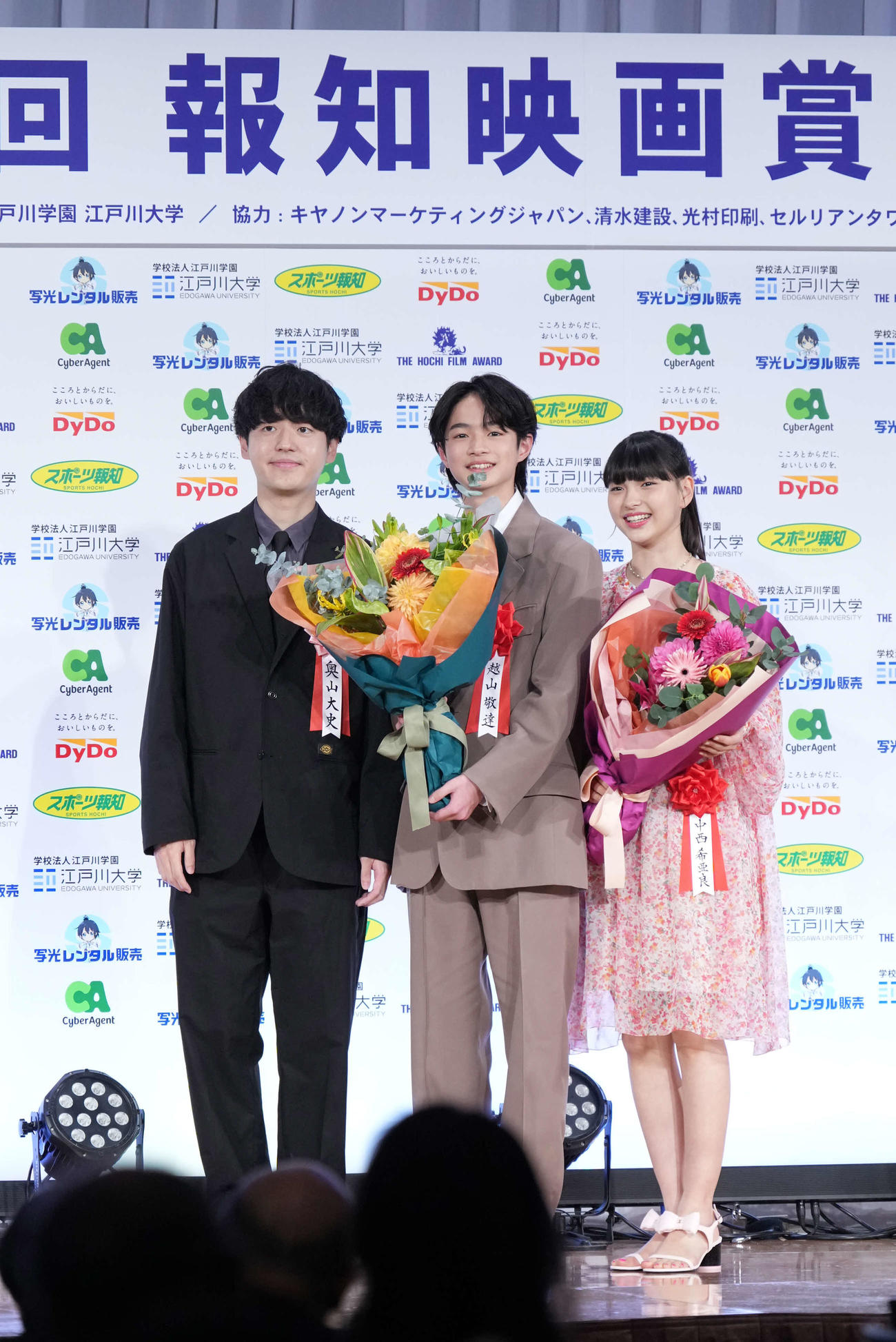 「第49回報知映画賞」で映画「ぼくのお日さま」で新人賞を授賞し表彰式に臨む、右から中西希亜良、越山敬達。左は奥山大史監督（撮影・小沢裕）