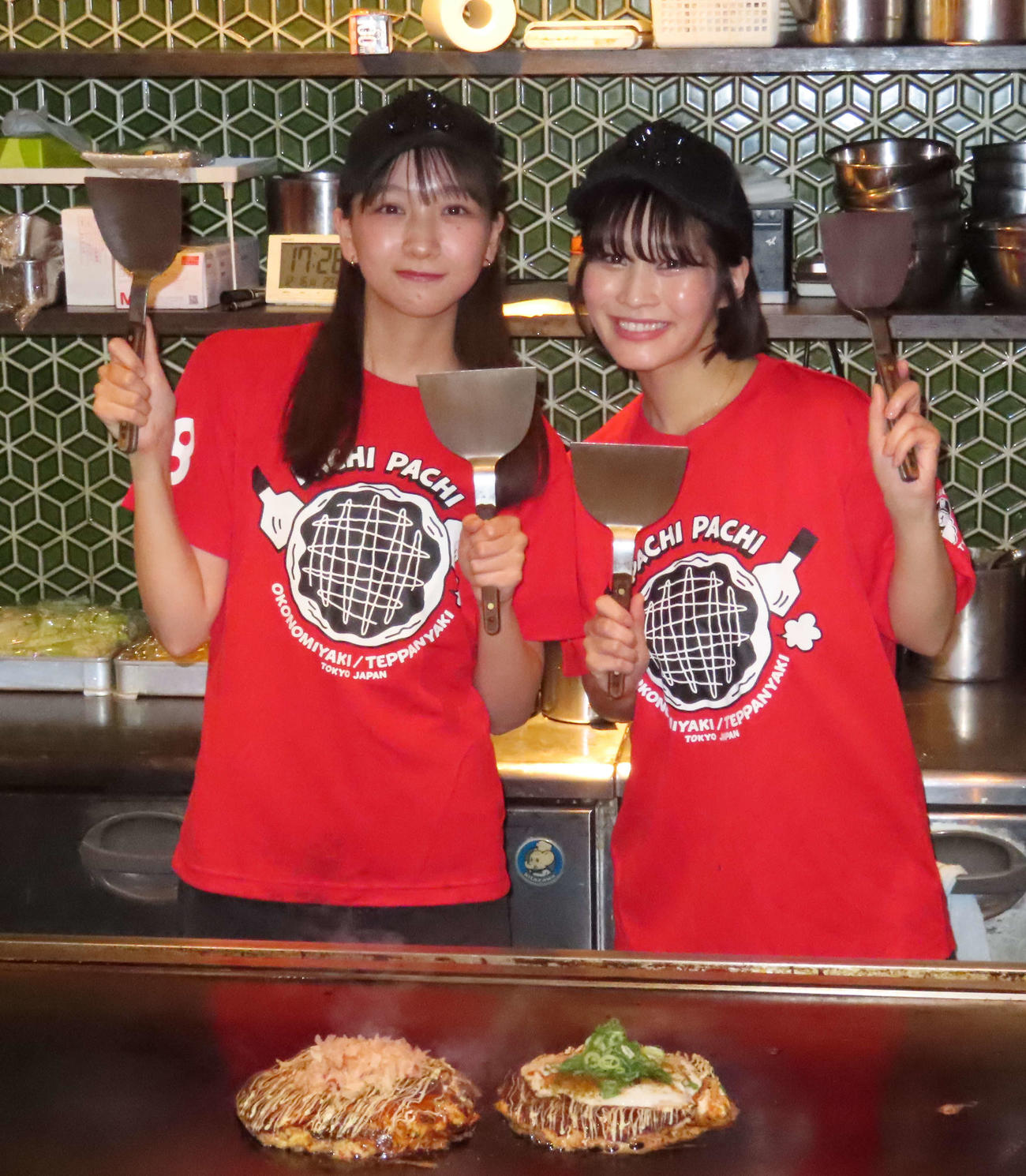 「お好み焼・鉄板焼　88　パチパチ」新橋店で一日店長を勤めた杉本愛里（左）と高橋凛