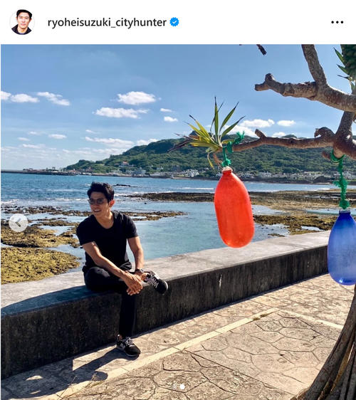 鈴木亮平、沖縄で黒Tシャツ＆サングラスの爽やかショット披露に