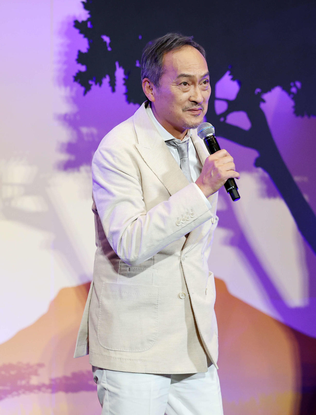 あいさつする渡辺謙（撮影・鈴木正人）