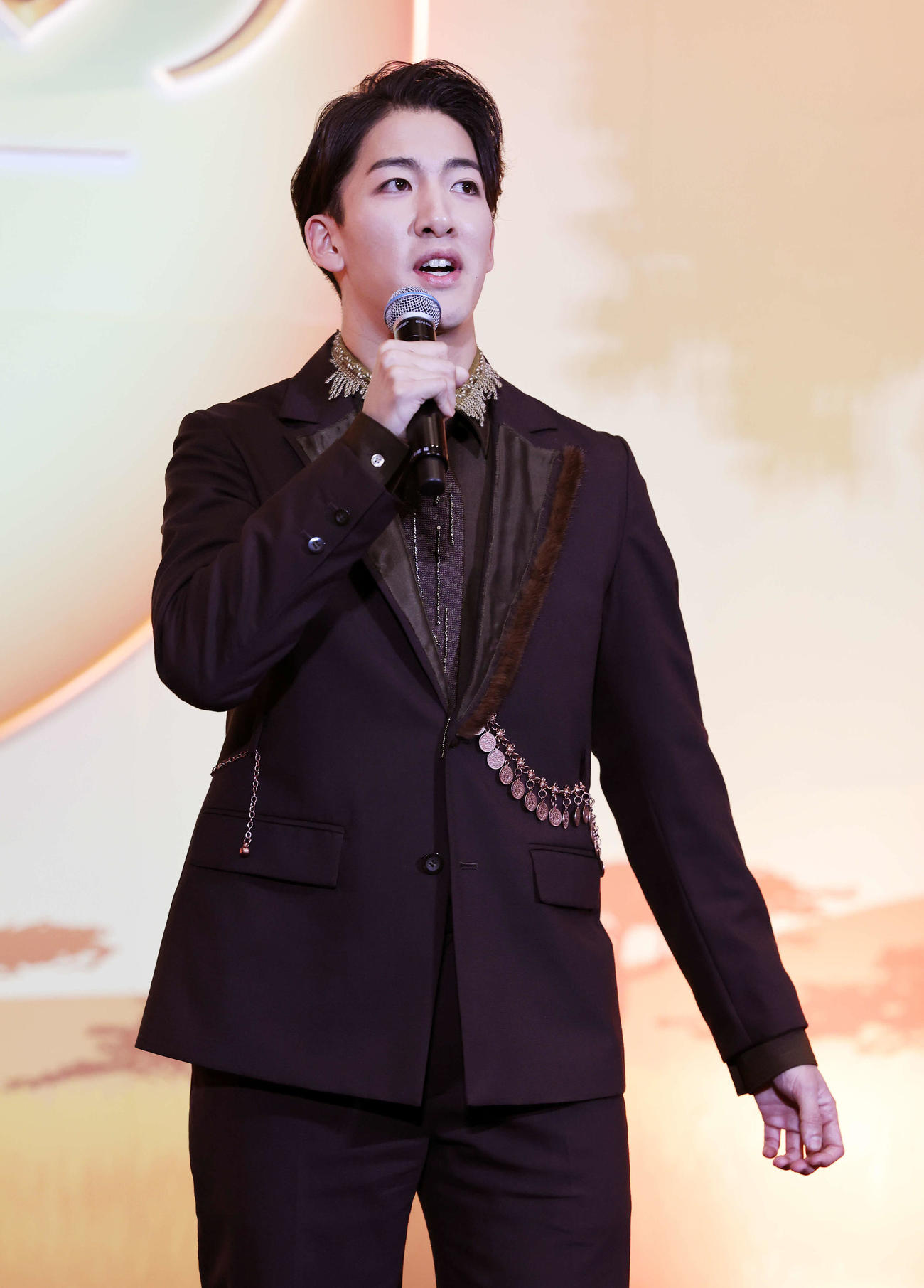 あいさつする尾上右近（撮影・鈴木正人）