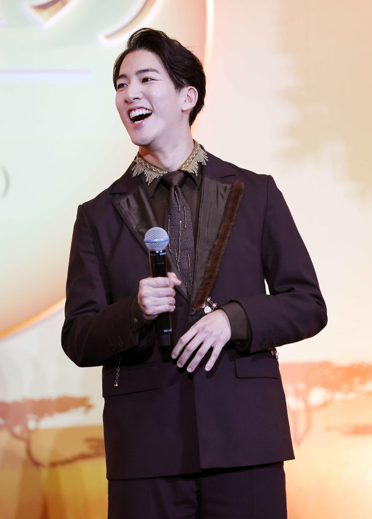 笑顔を見せる尾上右近（撮影・鈴木正人）