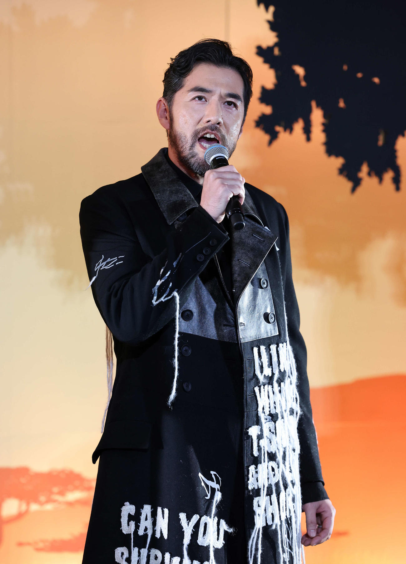 熱唱する吉原光夫（撮影・鈴木正人）