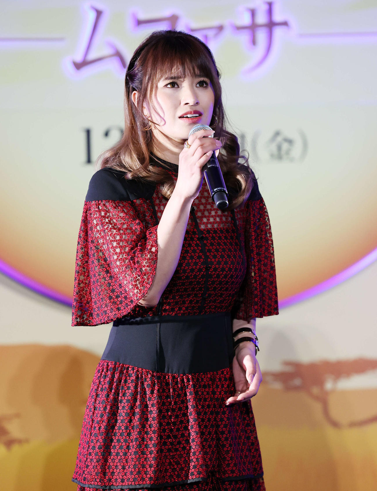 熱唱するMARIA－E（撮影・鈴木正人）