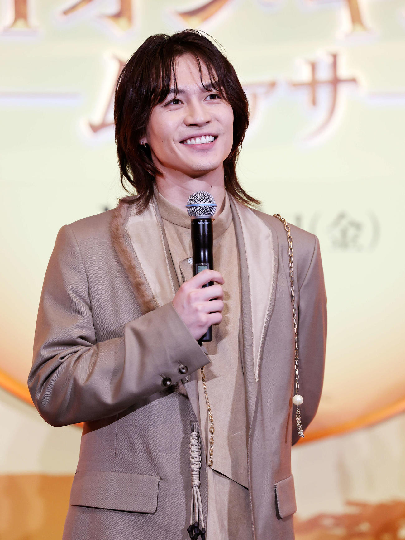 笑顔であいさつする松田元太（撮影・鈴木正人）