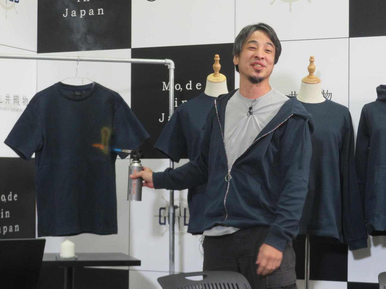 新会社商品「Mo，de in Japan」発表会のデモでTシャフトバーナーであぶるひろゆき氏