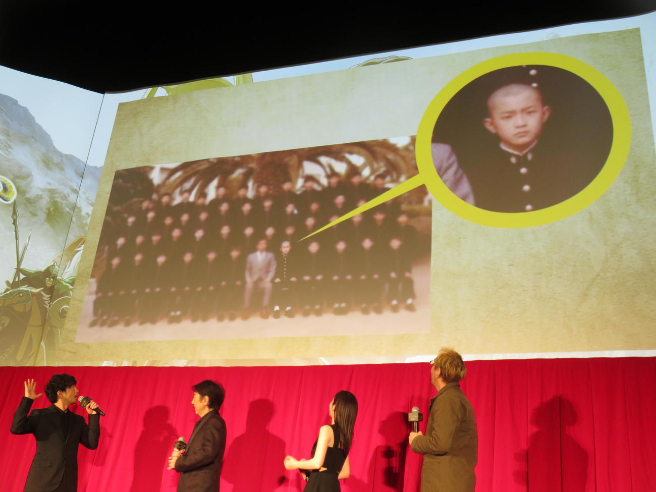 「ロード・オブ・ザ・リング／ローハンの戦い」ジャパンプレミアで津田健次郎の“始まり”の写真を見る、左から津田健次郎、市村正親、小芝風花、神山健治監督