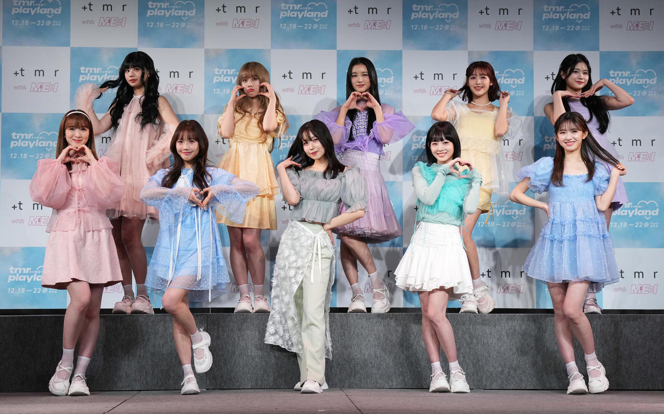 コラボレショーションプロジェクト発足記念発表会でポーズをとるME：I。前列左からSUZU、KEIKO、MOMONA、SHIZUKU、COCORO。後列左からRINON、AYANE、MIU、RAN、KOKONA（撮影・菅敏）