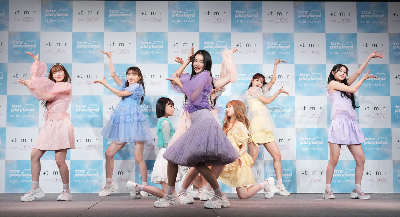 コラボレショーションプロジェクト発足記念発表会でダンスを披露するME：I（撮影・菅敏）