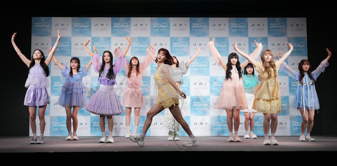 コラボレショーションプロジェクト発足記念発表会でダンスを披露するME：I（撮影・菅敏）