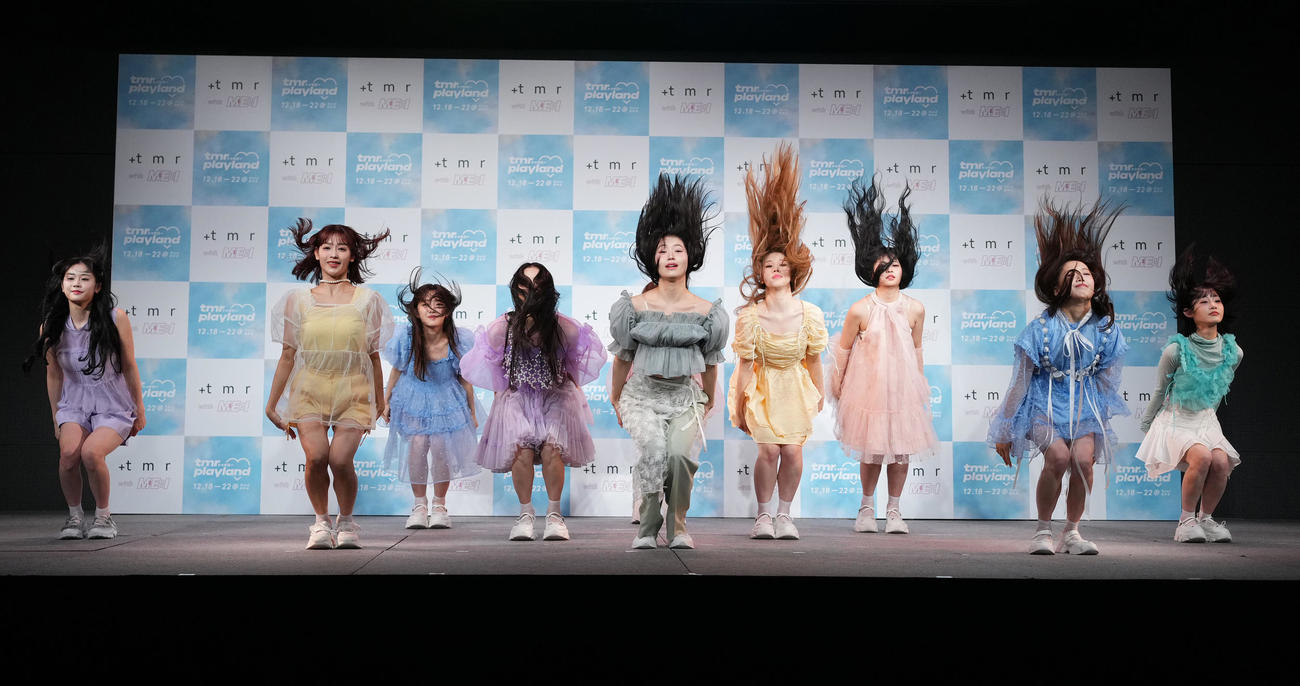 コラボレショーションプロジェクト発足記念発表会でダンスを披露するME：I（撮影・菅敏）