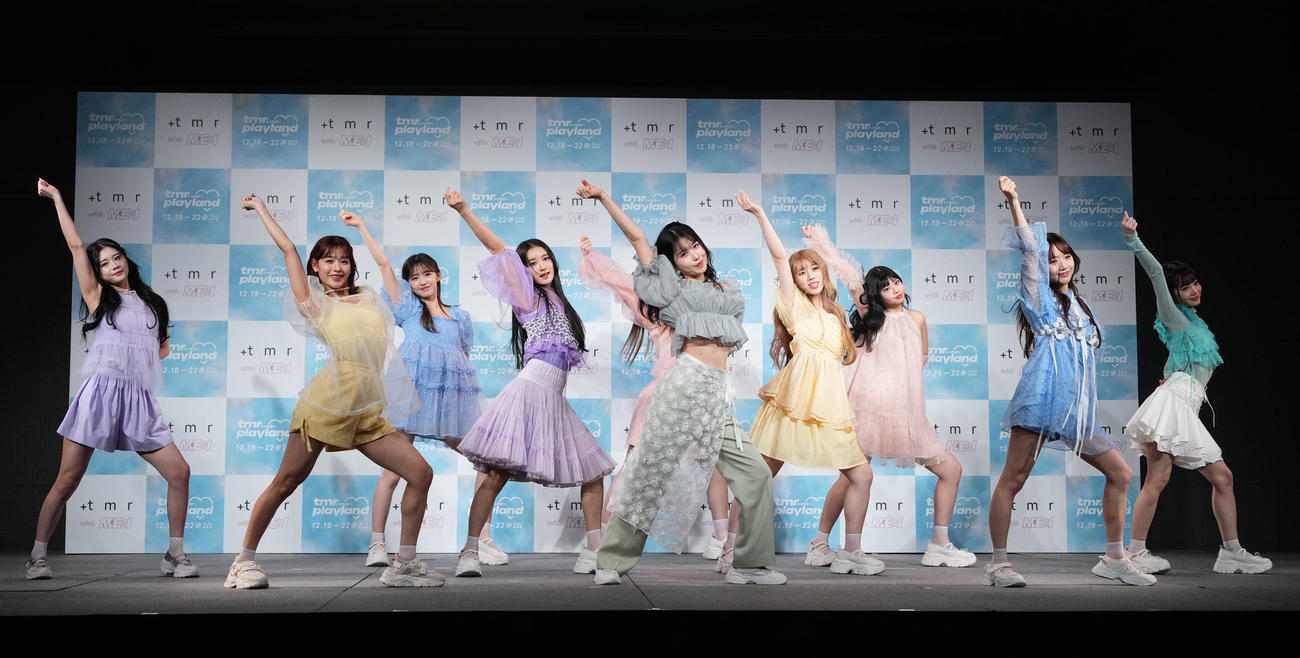 コラボレショーションプロジェクト発足記念発表会でダンスを披露するME：I（撮影・菅敏）