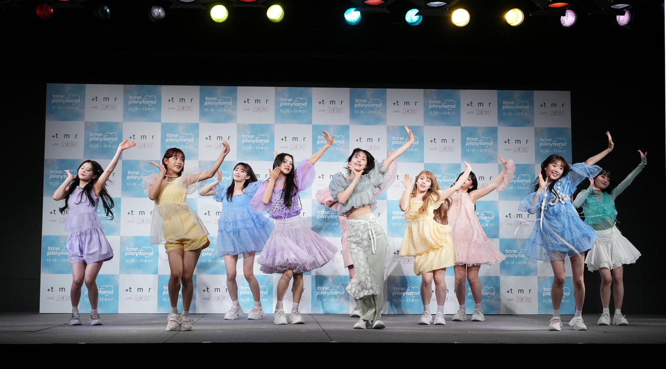 コラボレショーションプロジェクト発足記念発表会でダンスを披露するME：I（撮影・菅敏）