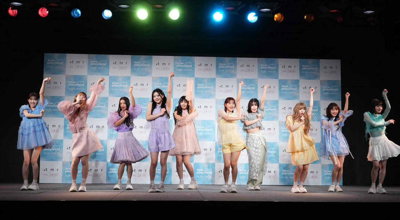 コラボレショーションプロジェクト発足記念発表会でダンスを披露するME：I（撮影・菅敏）