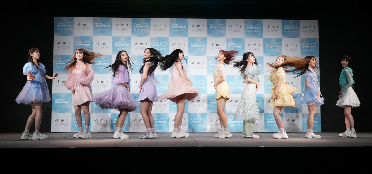 コラボレショーションプロジェクト発足記念発表会でダンスを披露するME：I（撮影・菅敏）
