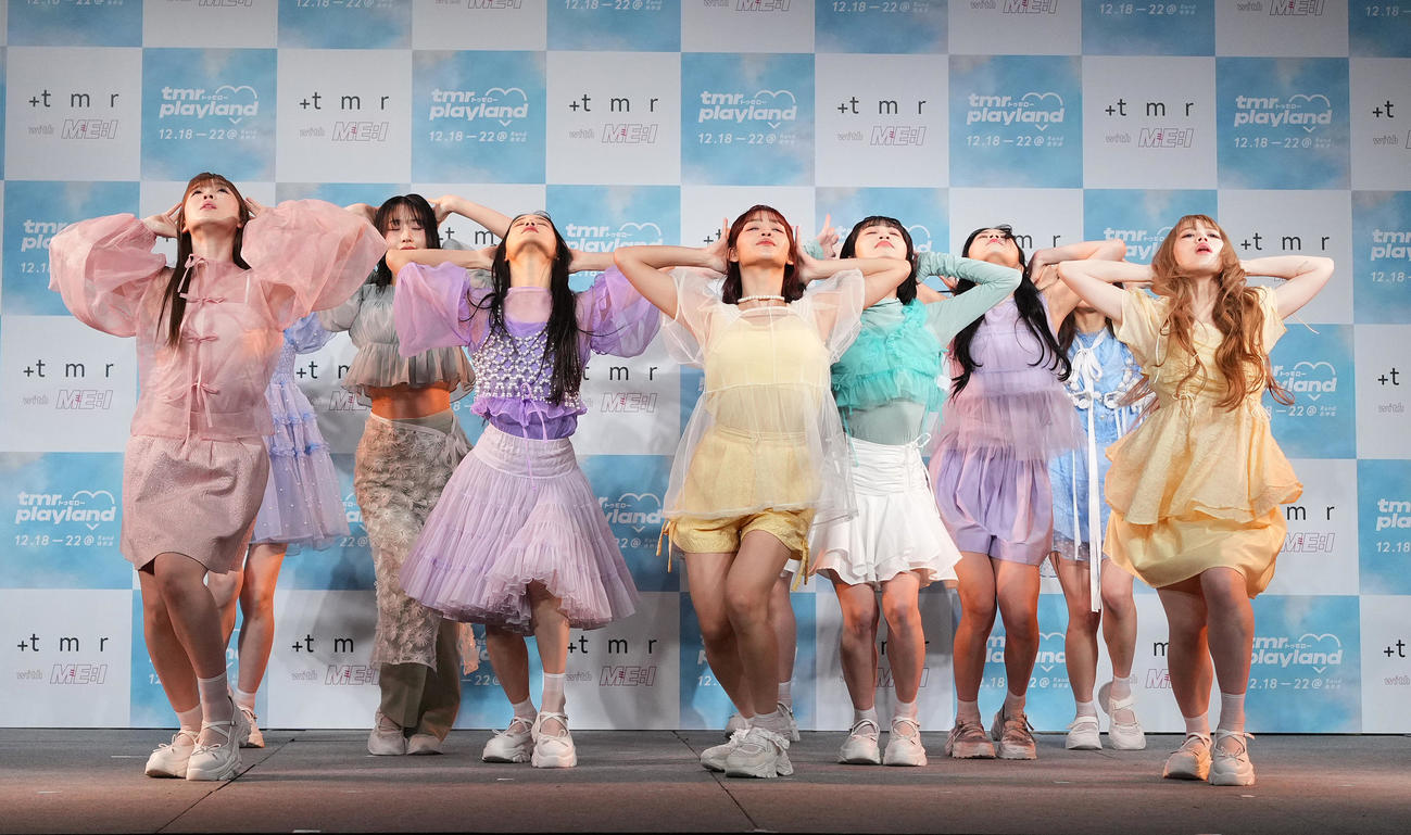 コラボレショーションプロジェクト発足記念発表会でダンスを披露するME：I（撮影・菅敏）
