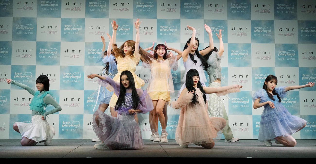 コラボレショーションプロジェクト発足記念発表会でダンスを披露するME：I（撮影・菅敏）