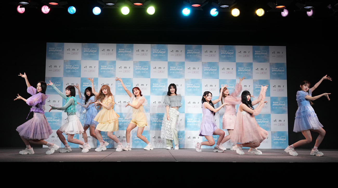 コラボレショーションプロジェクト発足記念発表会でダンスを披露するME：I（撮影・菅敏）