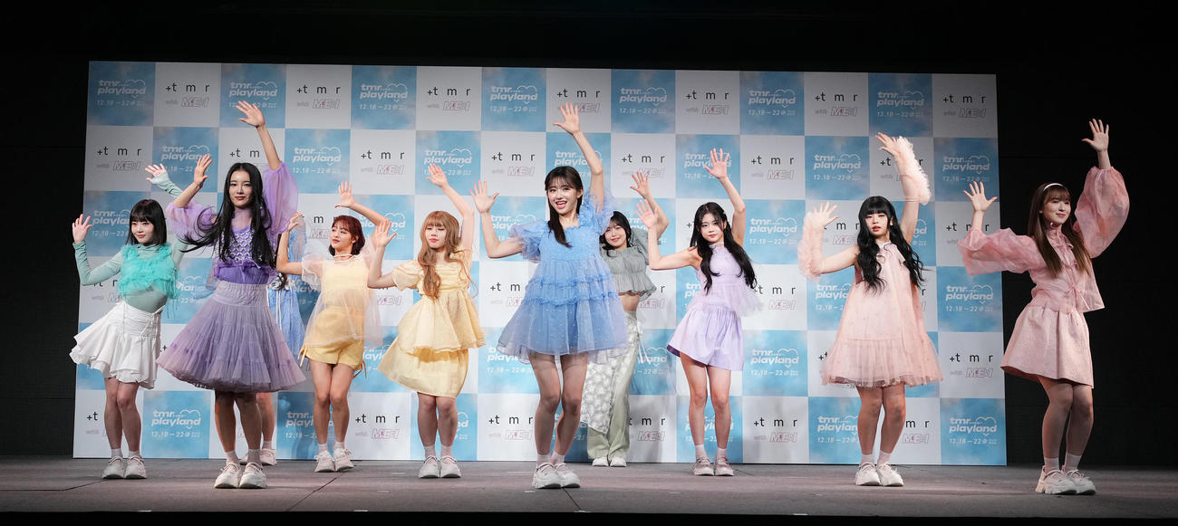 コラボレショーションプロジェクト発足記念発表会でダンスを披露するME：I（撮影・菅敏）