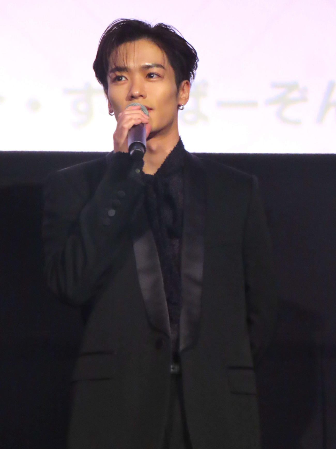 アニメ「Aランクパーティを離脱した俺は、元教え子たちと迷宮深部を目指す。」トークショーに登壇した、アーティスト「零」ことTHE RAMPAGE川村壱馬