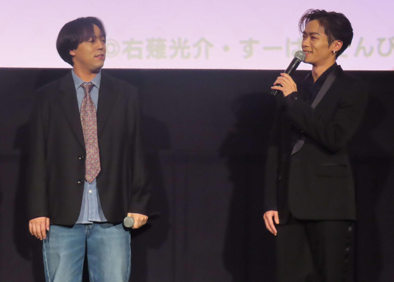 「Aランクパーティを離脱した俺は、元教え子たちと迷宮深部を目指す。」トークショーに登壇した、FANTASTICS世界（左）とアーティスト「零」ことTHE RAMPAGE川村壱馬