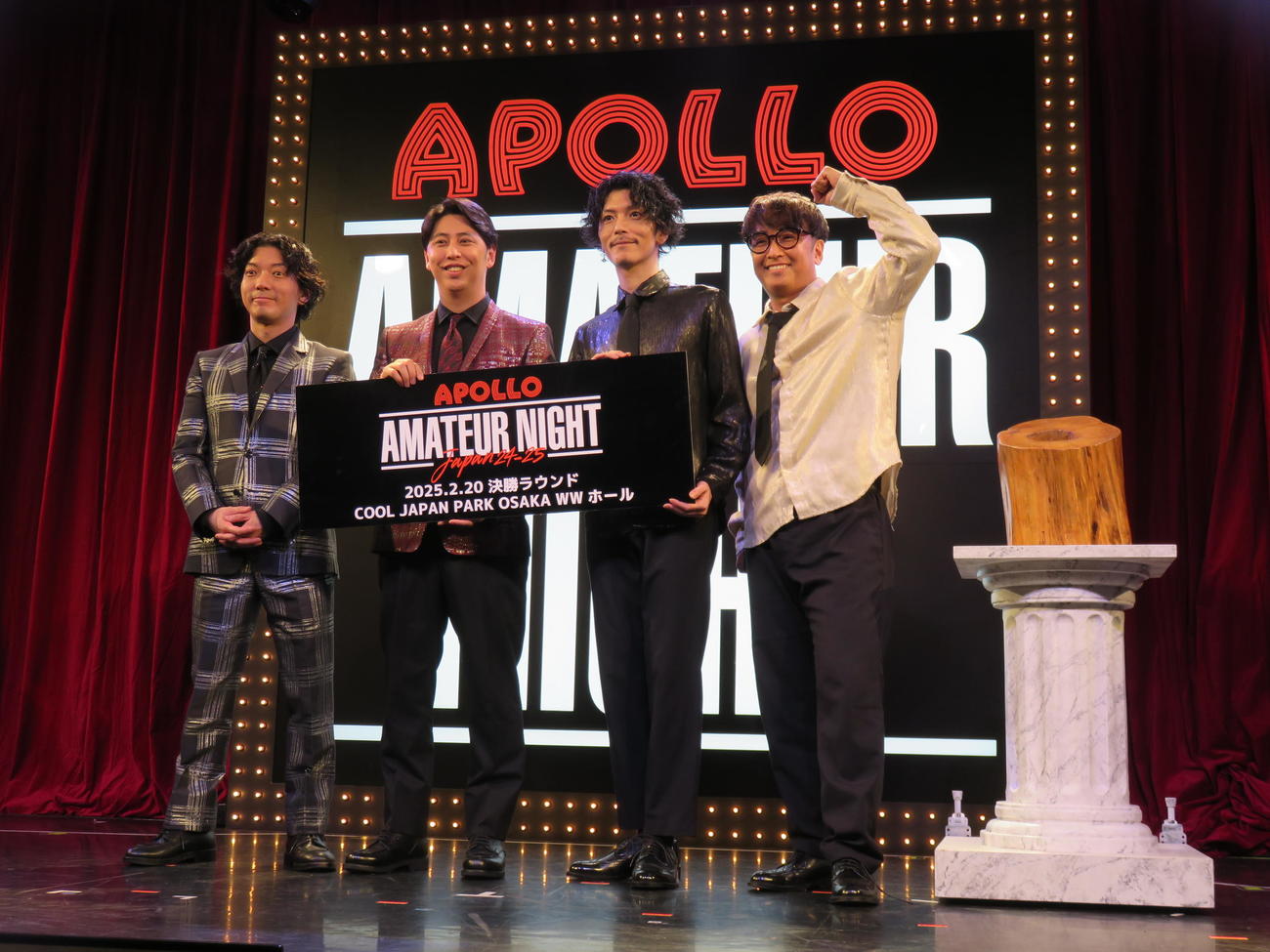 「APOLLO　アマチュアナイトジャパン」東京予選でMCを務めたニューヨークの嶋佐和也（左）屋敷裕政（左から2人目）、エクスキューショナーを務めたエグスプロージョンのまちゃあき（右）おばらよしお（右から2人目）