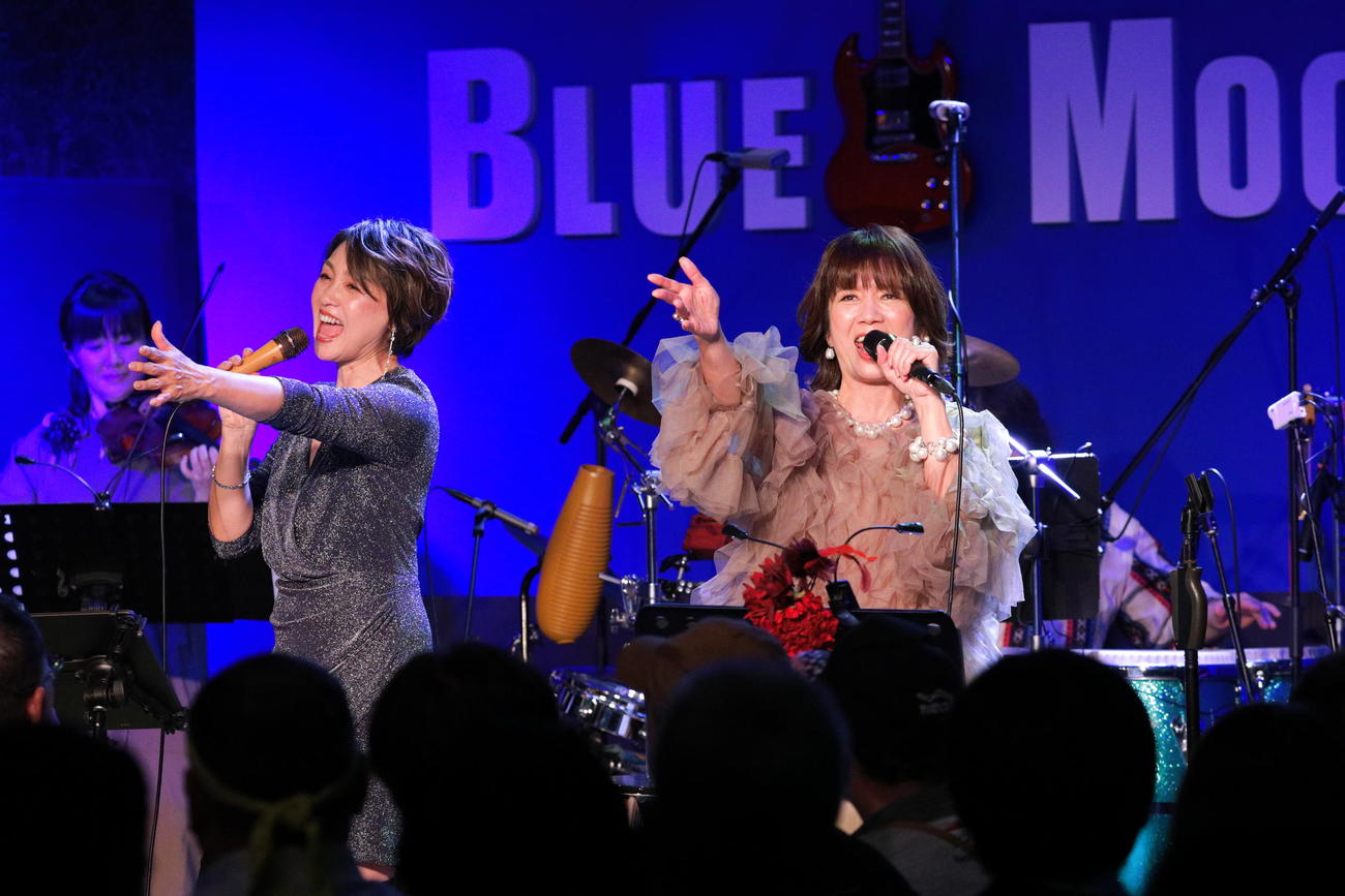 初のジョイントライブを行う香坂みゆき（左）と桑田靖子
