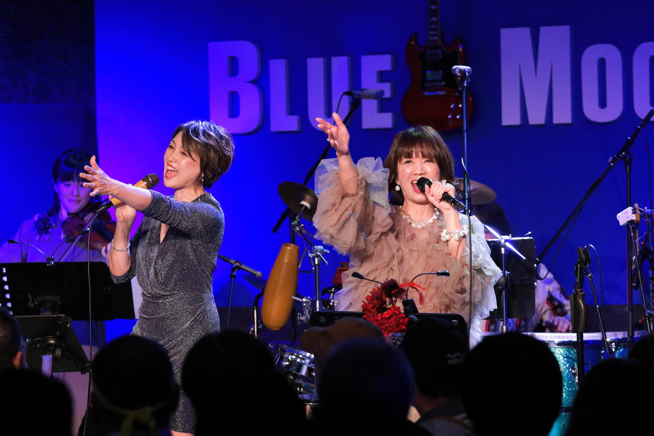 初のジョイントライブを行う香坂みゆき（左）と桑田靖子