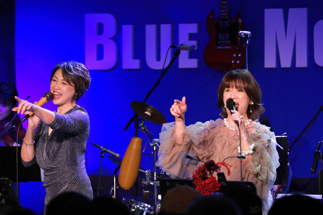 初のジョイントライブを行う香坂みゆき（左）と桑田靖子