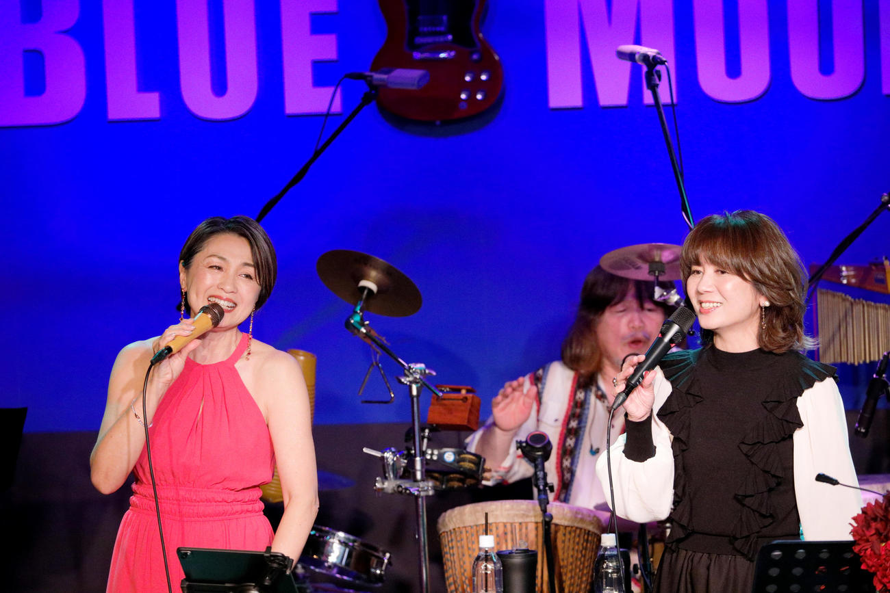 初のジョイントライブを行う香坂みゆき（左）と桑田靖子