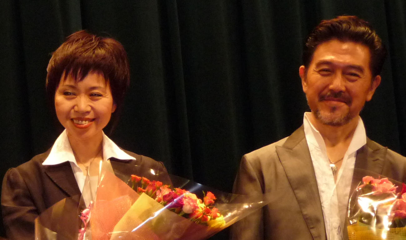 左から谷川公子、渡辺香津美（2008年撮影）