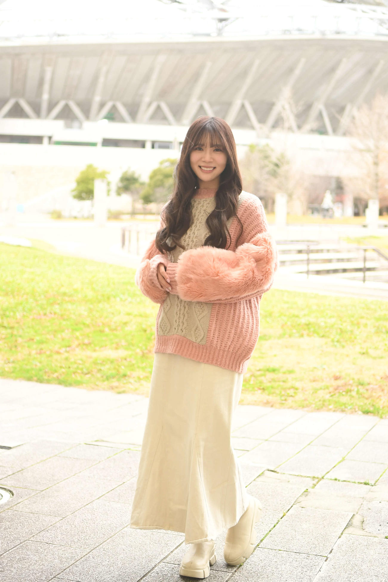 デンカビッグスワンスタジアムの前で「新潟の皆さんに親しまれるタレントになりたい」と抱負を話す奈良未遥
