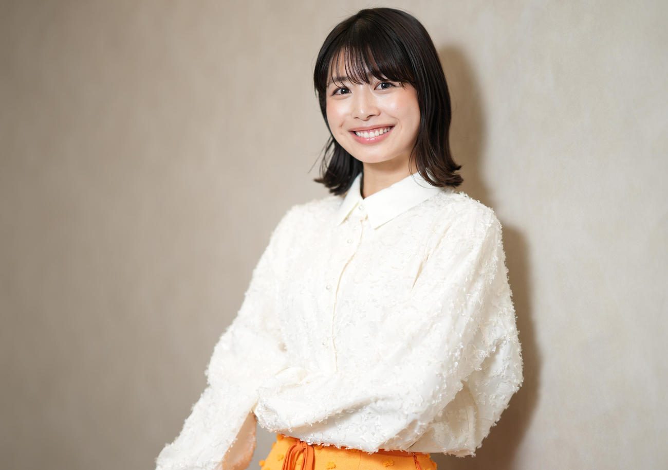 カメラに向かって優しくほほ笑むいずみかわみほ