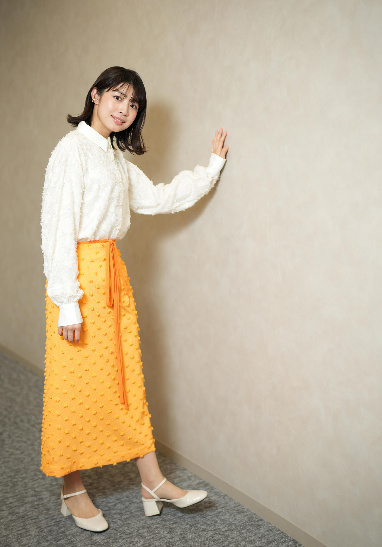 カメラに向かって優しくほほ笑む、いずみかわみほ（撮影・鈴木みどり）