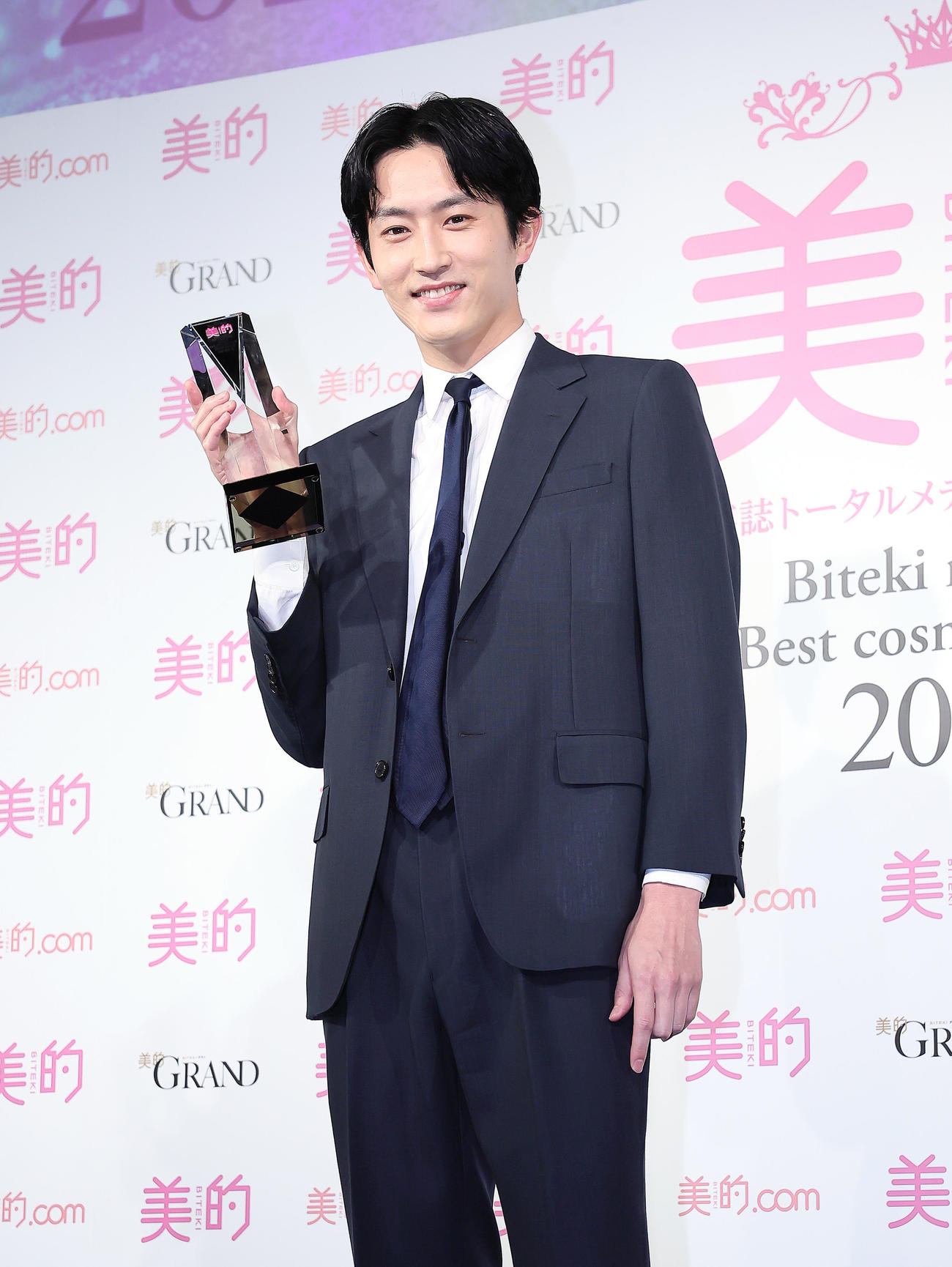 「美的ベストビューティマン」を受賞し笑顔を見せる杉野遥亮（撮影・足立雅史）