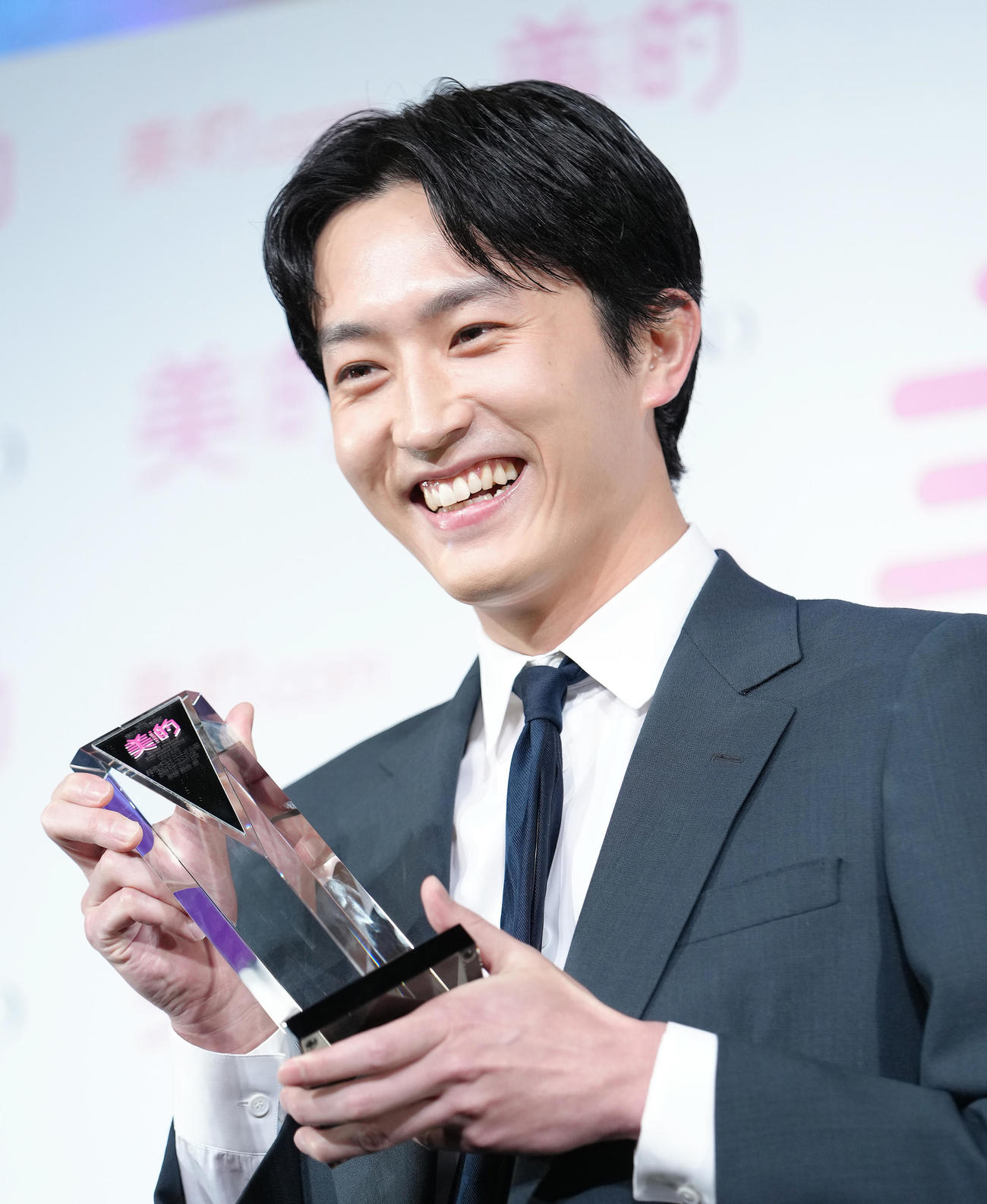 「美的ベストビューティマン」を受賞し笑顔を見せる杉野遥亮（撮影・足立雅史）