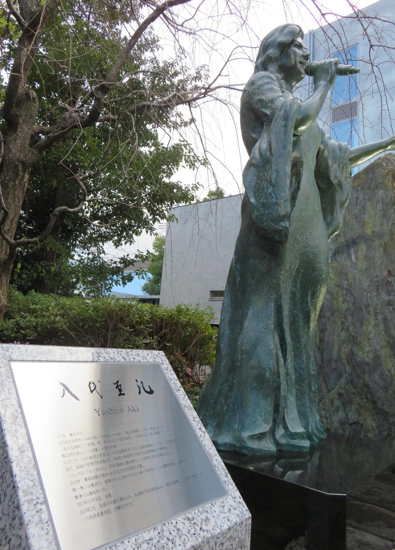 八代亜紀さんの菩提寺に設置された等身大の銅像