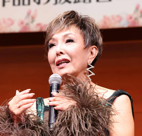 池畑慎之介、ディナーショーゲストと豪華記念ショット「華やかな皆さんですねー」「ゴージャス」