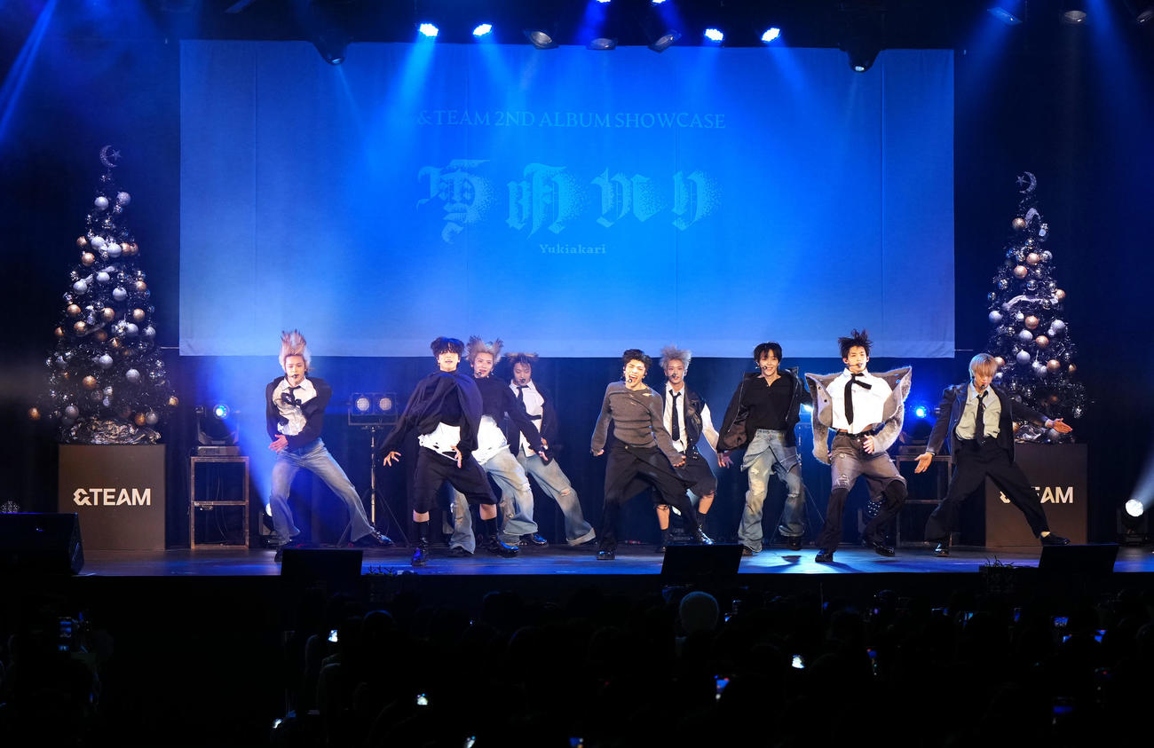 アルバム発売を記念した「雪明かり点灯式」に臨み、ライブを行う＆TEAMのメンバー（撮影・江口和貴）