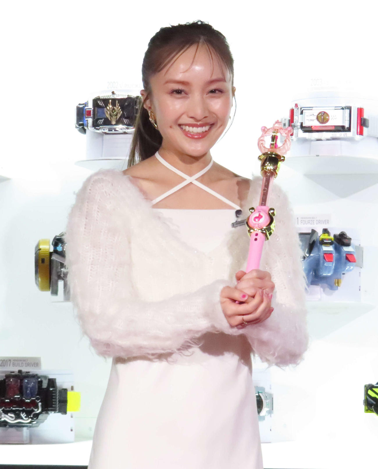 「NARIKIRI WORLD 2024」オープニングセレモニーで、「おジャ魔女どれみ」のピコットポロンを手に笑顔を見せる百田夏菜子