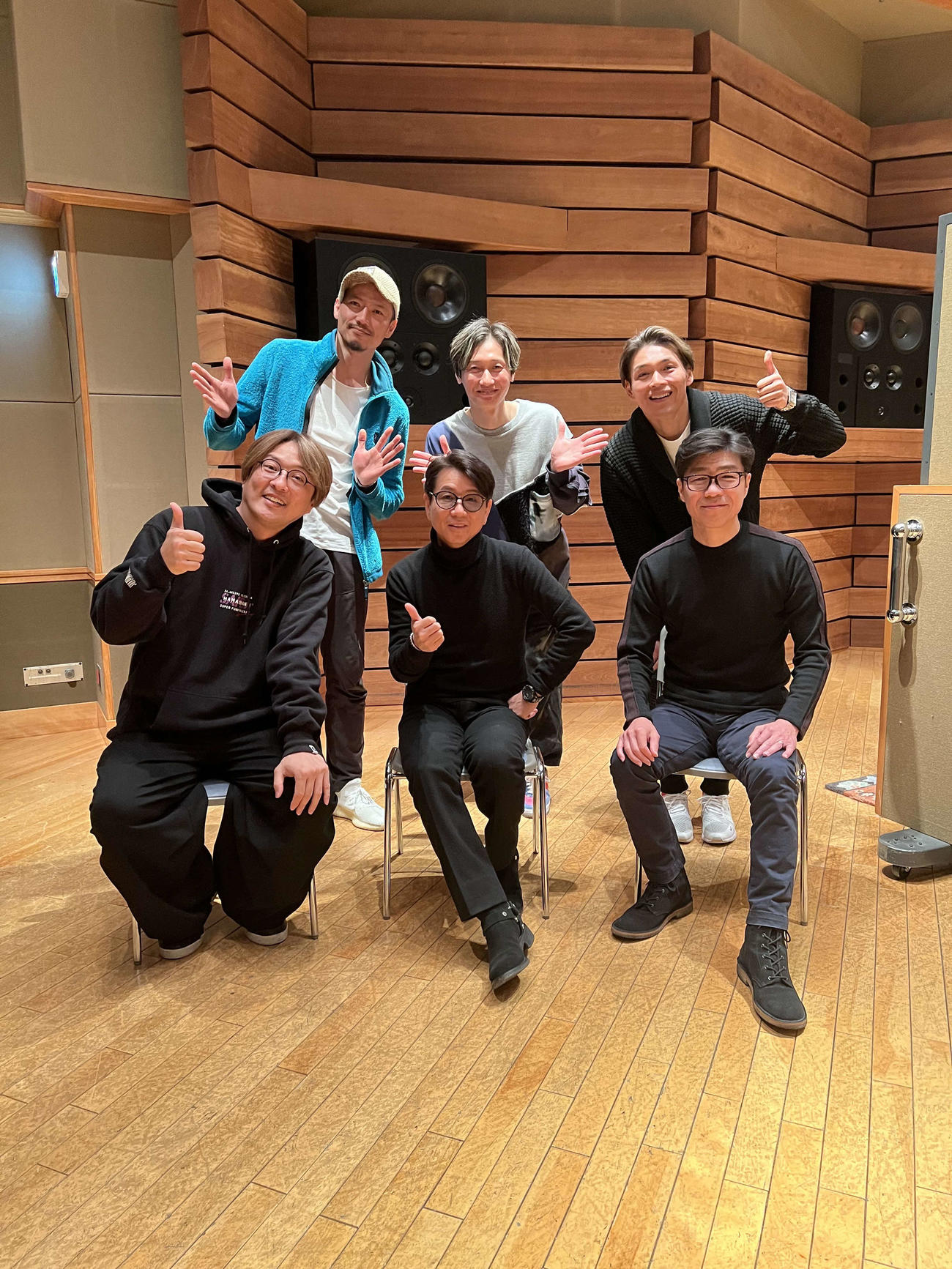新曲「奇跡の恋の物語」を歌唱する純烈と作詞の藤井フミヤ（前列中央）、作曲の藤井尚之（同右）