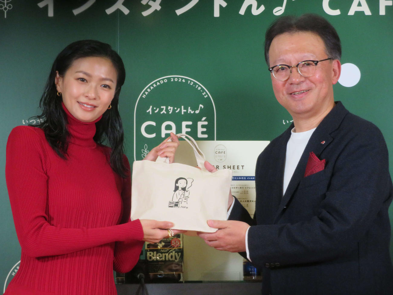 「しあわせMYレシピみつかる『インスタントん■　CAFE by AGF』」オープニングイベントで、味の素AGF島本憲仁社長から似顔絵入りショッパーを贈られ、笑顔の榮倉奈々（撮影・村上幸将）