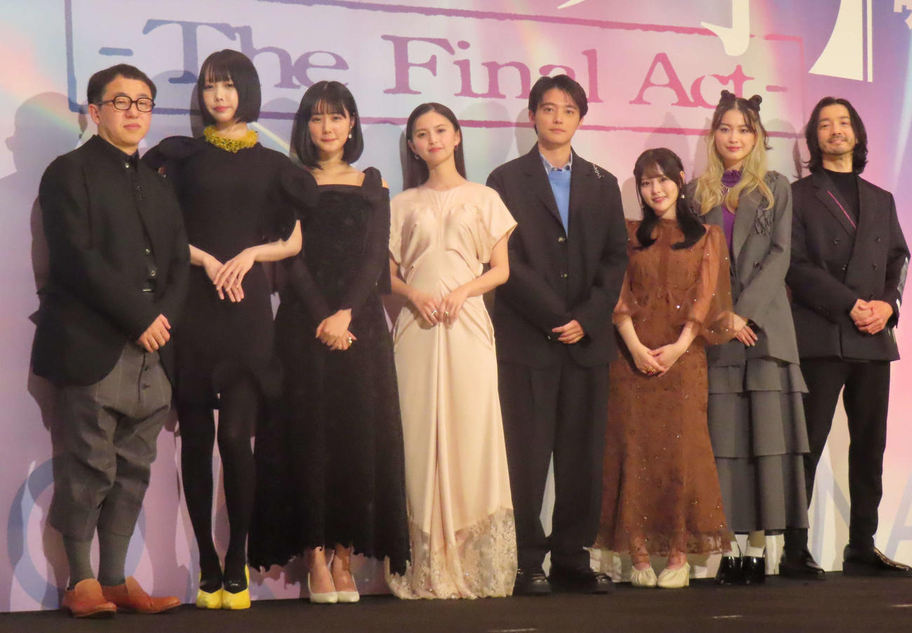 映画「【推しの子】－The Final Act－」前夜祭イベントに登壇した、左からスミス監督、あの、原菜乃華、齋藤飛鳥、櫻井海音、齊藤なぎさ、茅島みずき、金子ノブアキ