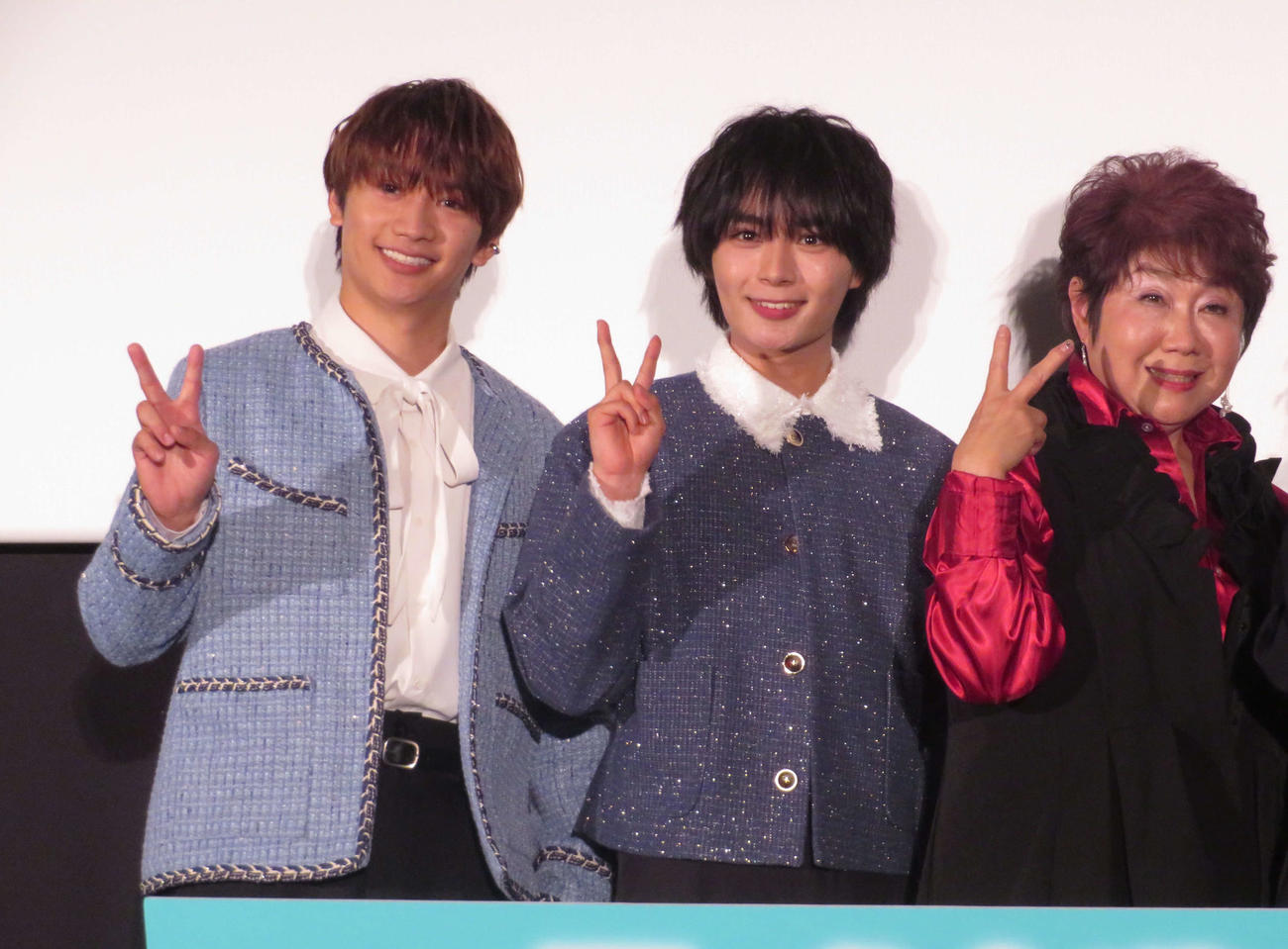 映画「劇場版　忍たま乱太郎　ドクタケ忍者隊最強の軍師」前夜祭舞台あいさつに登壇したなにわ男子の藤原丈一郎、大西流星、一龍斎貞友