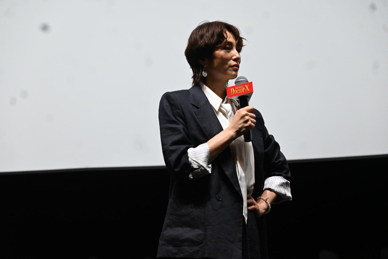 大阪市内で行われた映画「劇場版ドクターX」のイベント「ありがとう大門未知子！　全国舞台あいさつキャンペーンin大阪」に登壇した米倉涼子（撮影・松浦隆司）