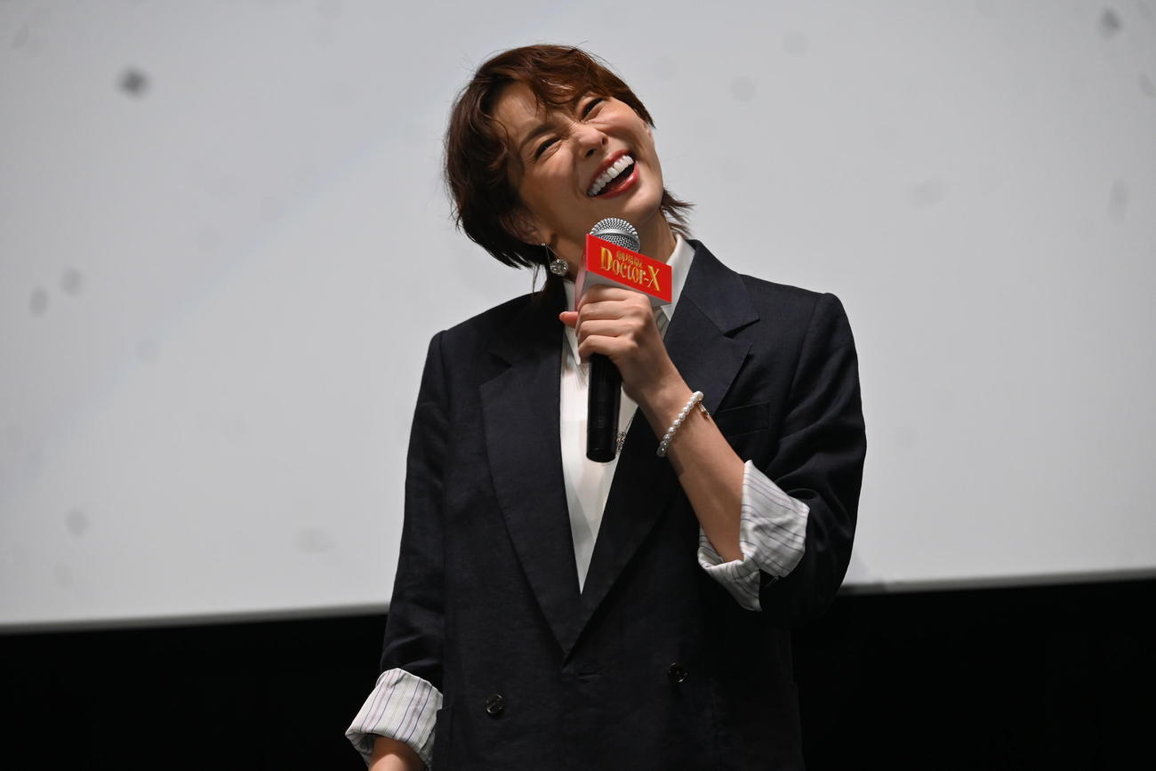 大阪市内で行われた映画「劇場版ドクターX」のイベント「ありがとう大門未知子！　全国舞台あいさつキャンペーンin大阪」に登壇した米倉涼子（撮影・松浦隆司）