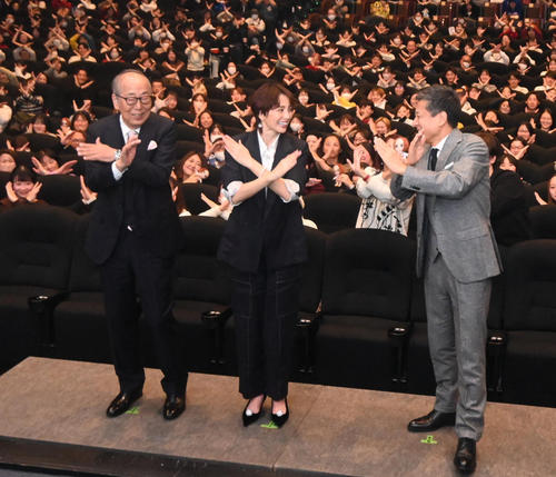 米倉涼子、舞台あいさつで「大阪のみんな、めっちゃ好きやで～」関西弁披露に客席から大歓声