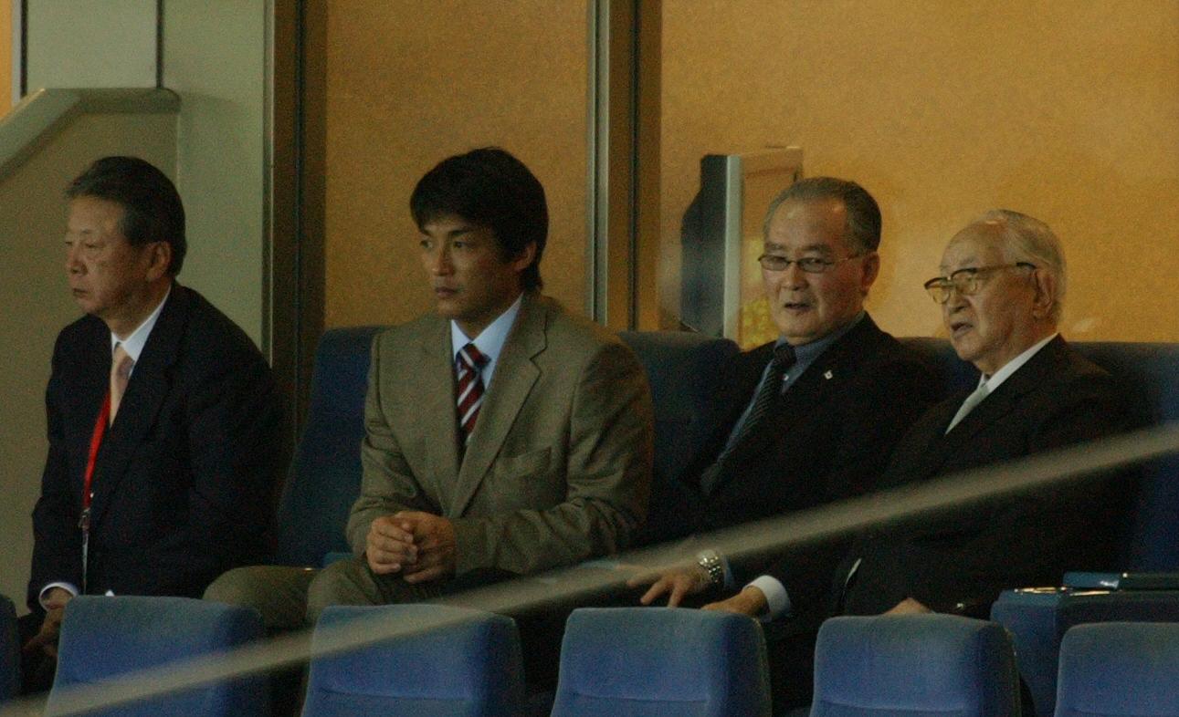 WBCの韓国戦の開始前に着席する、左から巨人滝鼻オーナー、長嶋一茂氏、長嶋茂雄終身名誉監督、渡辺恒雄読売グループ会長　（2006年3月撮影）