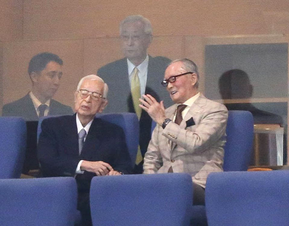 19年4月、本拠地開幕戦に駆けつけた長嶋終身名誉監督（手前右）と読売新聞社の渡辺恒雄主筆
